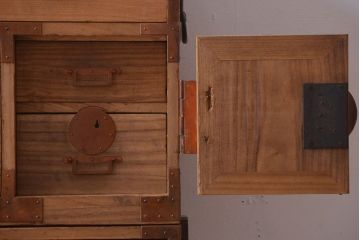 アンティーク家具　古民具・骨董　新潟産　厚手の銅金具が美しい総桐材の高級衣装箪笥(桐箪笥、桐たんす)