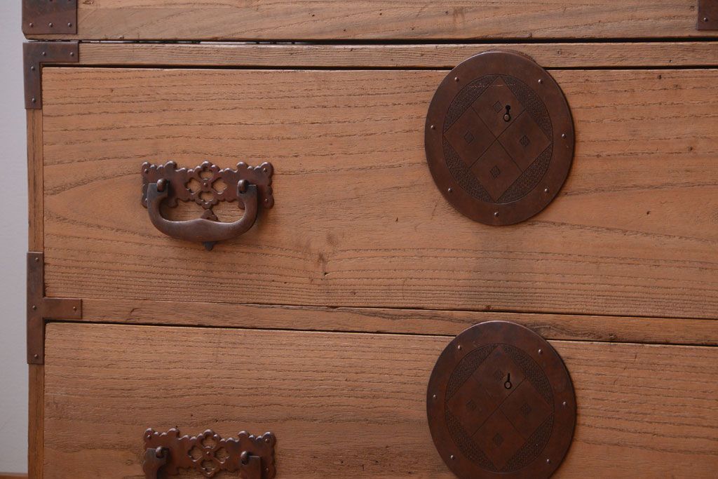 アンティーク家具　古民具・骨董　新潟産　厚手の銅金具が美しい総桐材の高級衣装箪笥(桐箪笥、桐たんす)