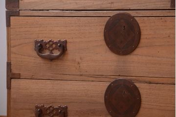 アンティーク家具　古民具・骨董　新潟産　厚手の銅金具が美しい総桐材の高級衣装箪笥(桐箪笥、桐たんす)