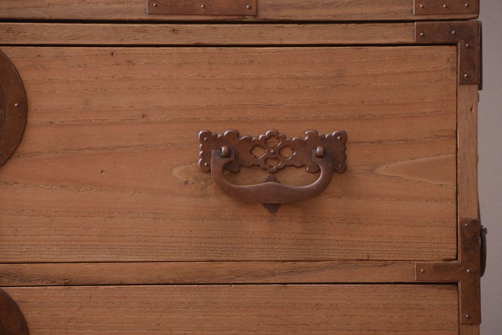 アンティーク家具　古民具・骨董　新潟産　厚手の銅金具が美しい総桐材の高級衣装箪笥(桐箪笥、桐たんす)