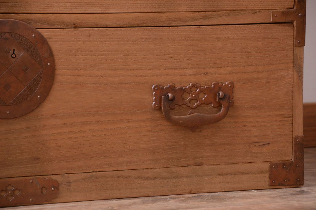 アンティーク家具　古民具・骨董　新潟産　厚手の銅金具が美しい総桐材の高級衣装箪笥(桐箪笥、桐たんす)