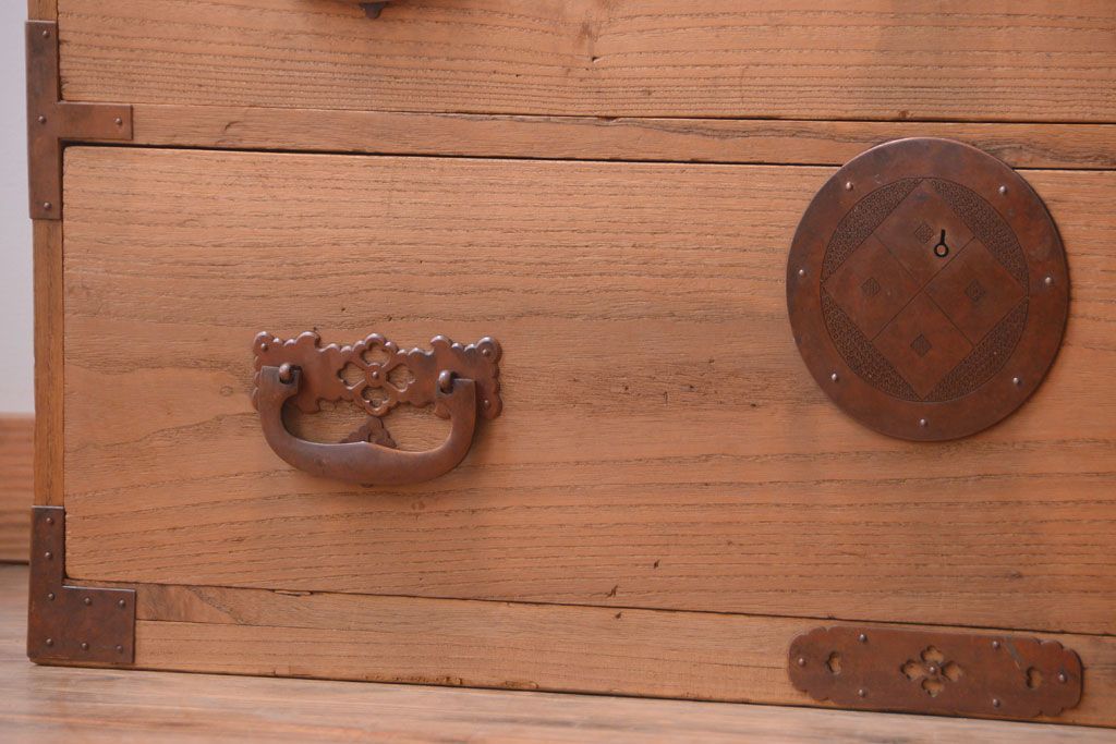 アンティーク家具　古民具・骨董　新潟産　厚手の銅金具が美しい総桐材の高級衣装箪笥(桐箪笥、桐たんす)