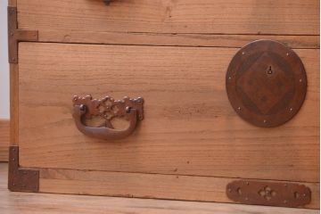 アンティーク家具　古民具・骨董　新潟産　厚手の銅金具が美しい総桐材の高級衣装箪笥(桐箪笥、桐たんす)