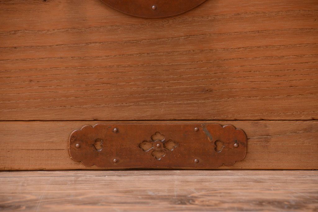 アンティーク家具　古民具・骨董　新潟産　厚手の銅金具が美しい総桐材の高級衣装箪笥(桐箪笥、桐たんす)