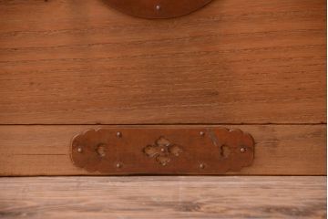 アンティーク家具　古民具・骨董　新潟産　厚手の銅金具が美しい総桐材の高級衣装箪笥(桐箪笥、桐たんす)