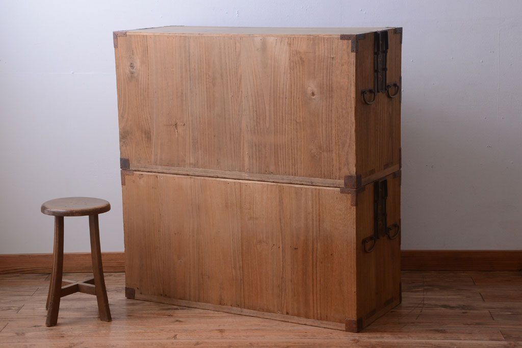 アンティーク家具　古民具・骨董　新潟産　厚手の銅金具が美しい総桐材の高級衣装箪笥(桐箪笥、桐たんす)