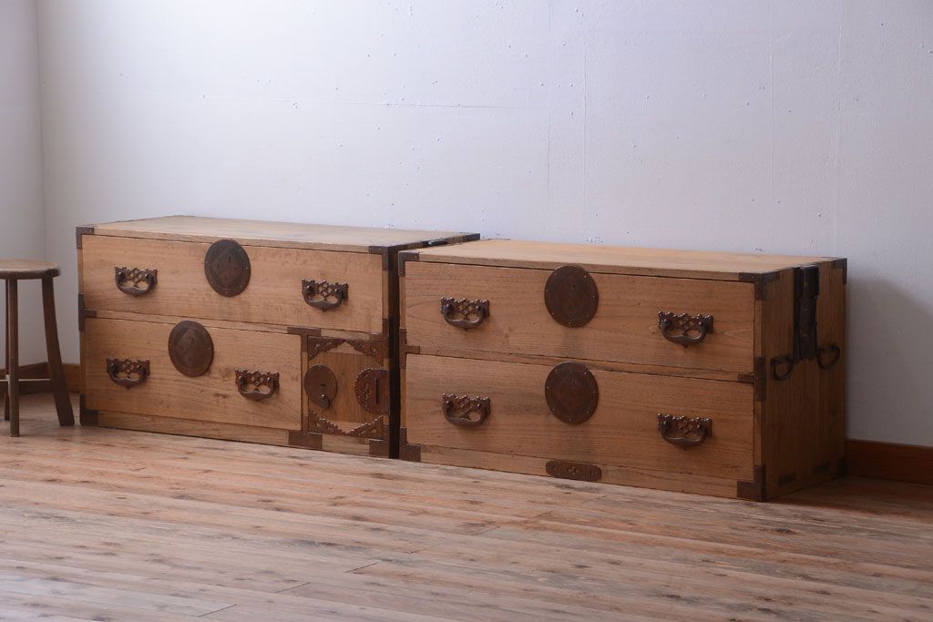 アンティーク家具　古民具・骨董　新潟産　厚手の銅金具が美しい総桐材の高級衣装箪笥(桐箪笥、桐たんす)