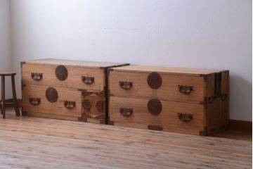 アンティーク家具　古民具・骨董　新潟産　厚手の銅金具が美しい総桐材の高級衣装箪笥(桐箪笥、桐たんす)