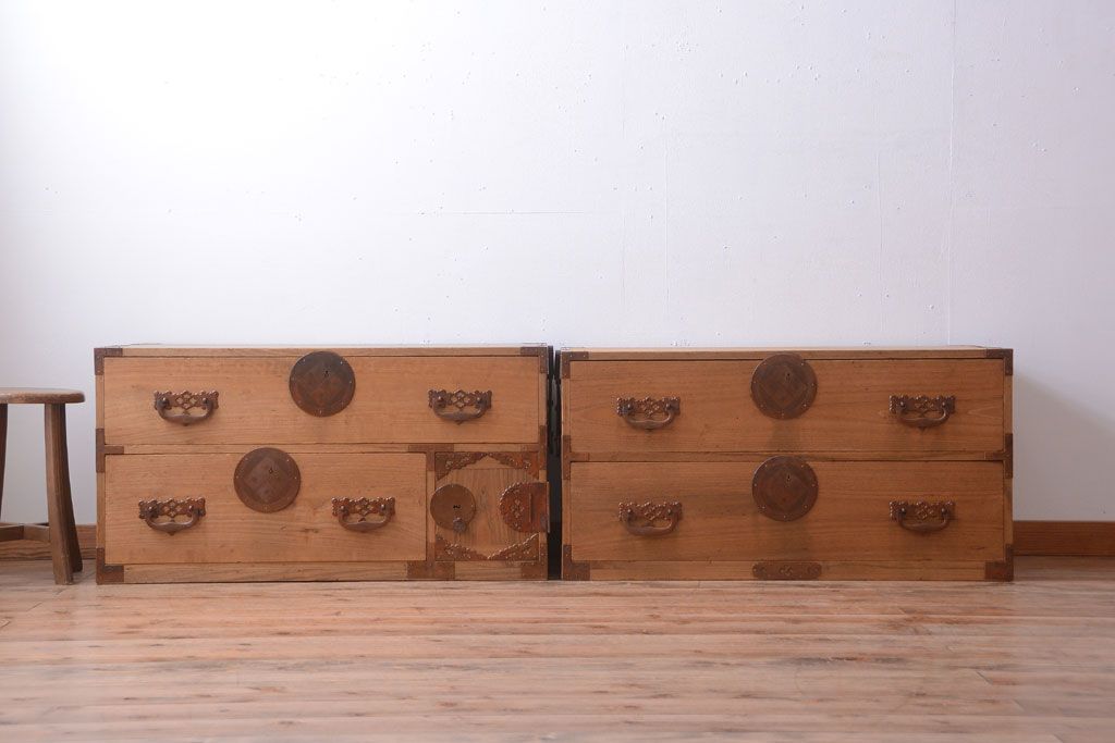 アンティーク家具　古民具・骨董　新潟産　厚手の銅金具が美しい総桐材の高級衣装箪笥(桐箪笥、桐たんす)