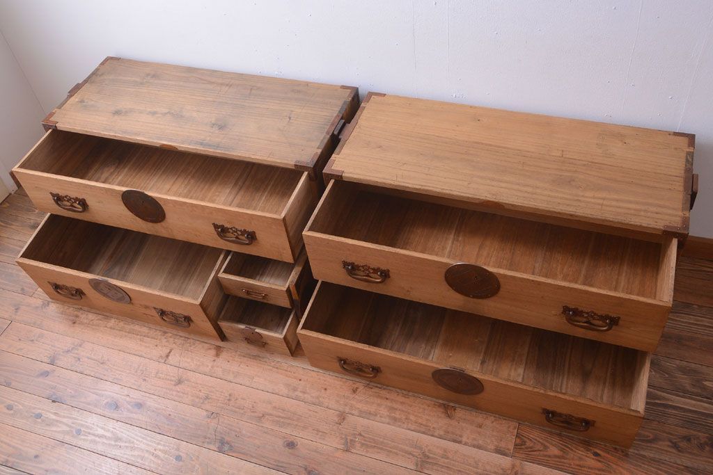 アンティーク家具　古民具・骨董　新潟産　厚手の銅金具が美しい総桐材の高級衣装箪笥(桐箪笥、桐たんす)