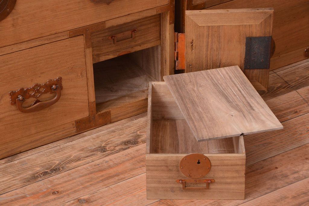 アンティーク家具　古民具・骨董　新潟産　厚手の銅金具が美しい総桐材の高級衣装箪笥(桐箪笥、桐たんす)