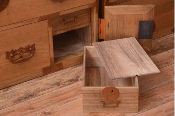 アンティーク家具　古民具・骨董　新潟産　厚手の銅金具が美しい総桐材の高級衣装箪笥(桐箪笥、桐たんす)