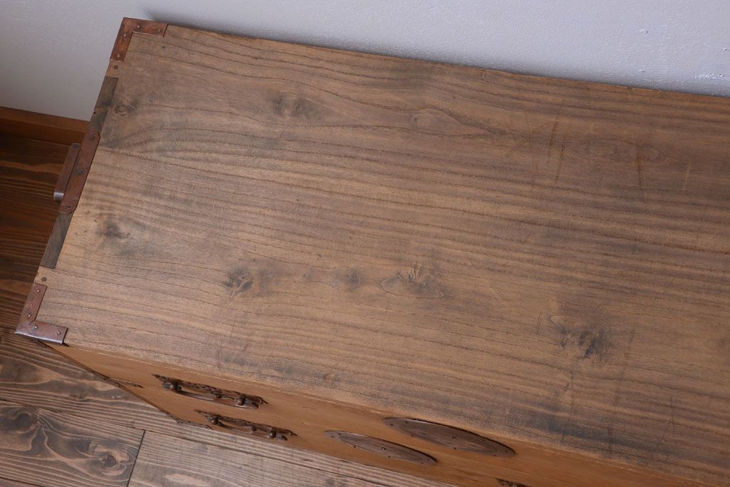 アンティーク家具　古民具・骨董　新潟産　厚手の銅金具が美しい総桐材の高級衣装箪笥(桐箪笥、桐たんす)