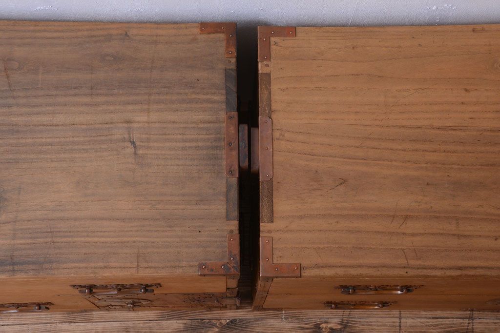 アンティーク家具　古民具・骨董　新潟産　厚手の銅金具が美しい総桐材の高級衣装箪笥(桐箪笥、桐たんす)