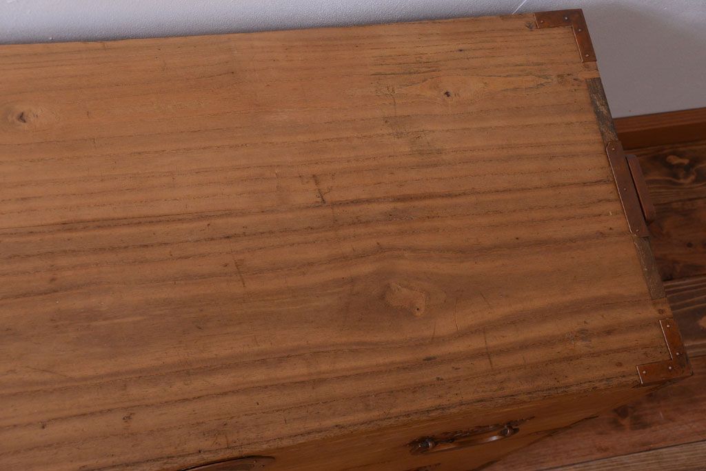 アンティーク家具　古民具・骨董　新潟産　厚手の銅金具が美しい総桐材の高級衣装箪笥(桐箪笥、桐たんす)