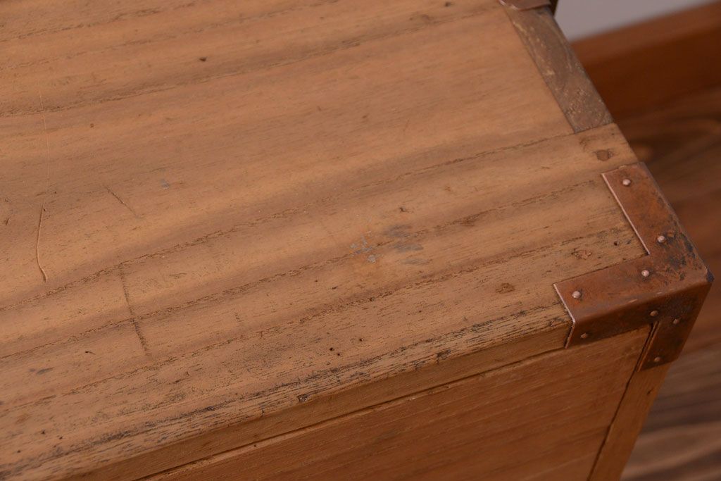 アンティーク家具　古民具・骨董　新潟産　厚手の銅金具が美しい総桐材の高級衣装箪笥(桐箪笥、桐たんす)