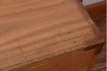 アンティーク家具　古民具・骨董　新潟産　厚手の銅金具が美しい総桐材の高級衣装箪笥(桐箪笥、桐たんす)