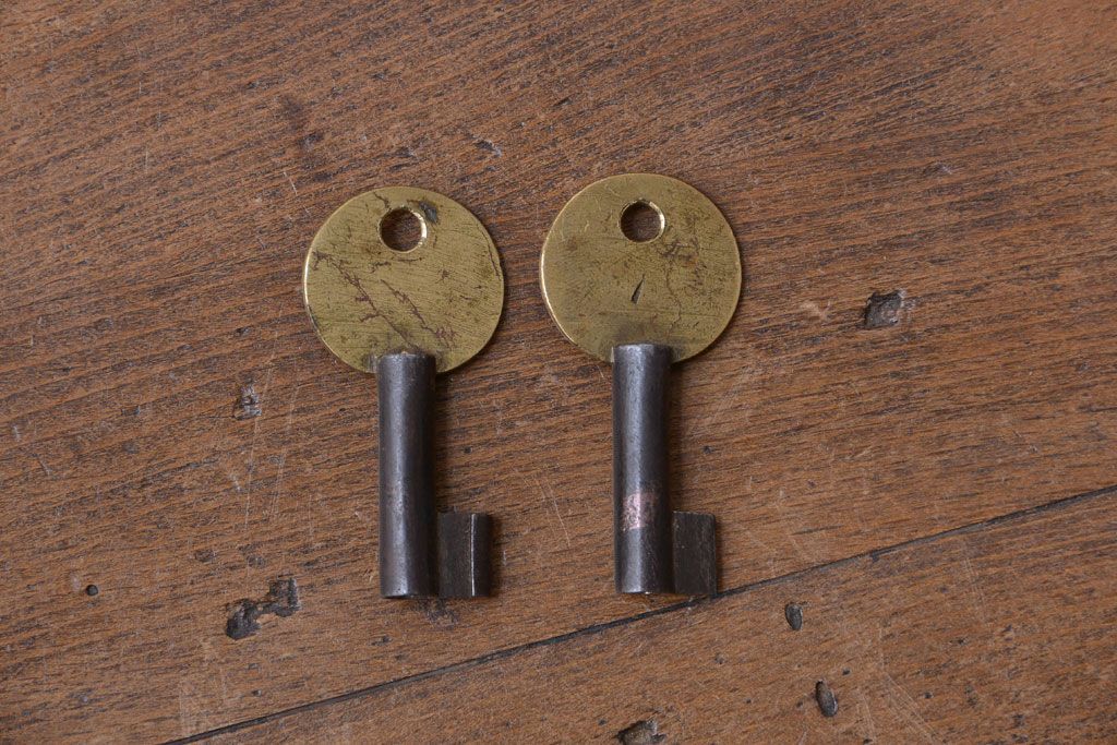 アンティーク家具　古民具・骨董　新潟産　厚手の銅金具が美しい総桐材の高級衣装箪笥(桐箪笥、桐たんす)