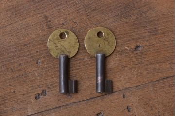 アンティーク家具　古民具・骨董　新潟産　厚手の銅金具が美しい総桐材の高級衣装箪笥(桐箪笥、桐たんす)