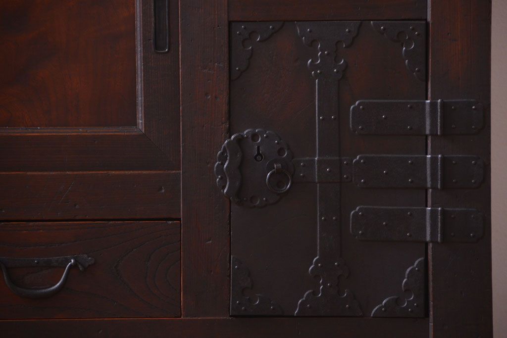 アンティーク家具　古民具・骨董　大きな収納箪笥サイドボード(水屋箪笥)