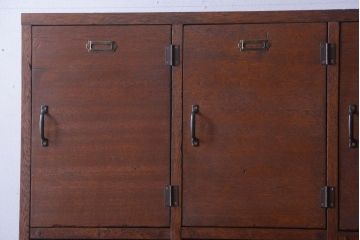 レトロ家具　昭和レトロ　古い木製のネームプレート付き縦型ロッカー