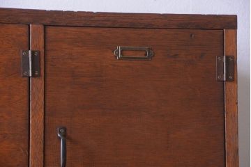 レトロ家具　昭和レトロ　古い木製のネームプレート付き縦型ロッカー