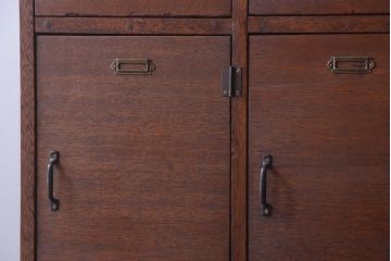 レトロ家具　昭和レトロ　古い木製のネームプレート付き縦型ロッカー