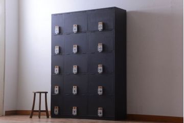 アンティーク家具　アンティーク　シックなブラックペイントの鍵付きロッカー