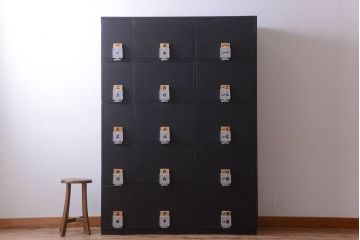 アンティーク家具　アンティーク　シックなブラックペイントの鍵付きロッカー