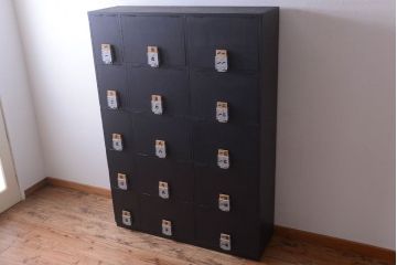 アンティーク家具　アンティーク　シックなブラックペイントの鍵付きロッカー