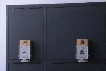 アンティーク家具　アンティーク　シックなブラックペイントの鍵付きロッカー