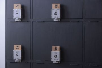 アンティーク家具　アンティーク　シックなブラックペイントの鍵付きロッカー