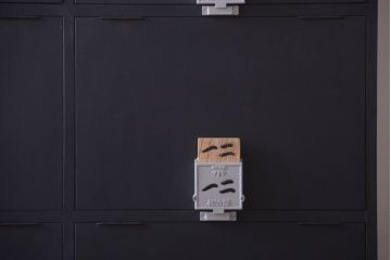 アンティーク家具　アンティーク　シックなブラックペイントの鍵付きロッカー