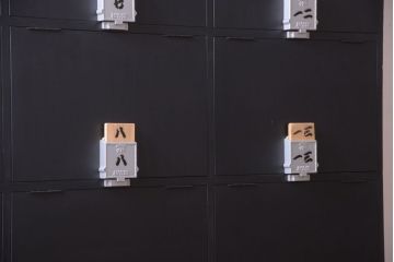アンティーク家具　アンティーク　シックなブラックペイントの鍵付きロッカー