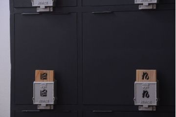 アンティーク家具　アンティーク　シックなブラックペイントの鍵付きロッカー