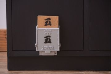 アンティーク家具　アンティーク　シックなブラックペイントの鍵付きロッカー