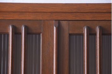 レトロ家具　和製アンティーク　モールガラス戸のレトロな食器棚(カップボード)