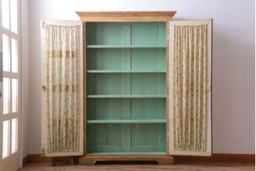 アンティーク家具　イギリスアンティーク　オリジナルペイント!カーテン付きブックケース(キャビネット)