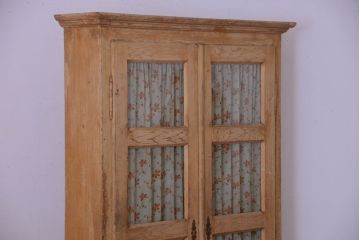 アンティーク家具　イギリスアンティーク　オリジナルペイント!カーテン付きブックケース(キャビネット)