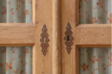 アンティーク家具　イギリスアンティーク　オリジナルペイント!カーテン付きブックケース(キャビネット)