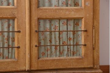 アンティーク家具　イギリスアンティーク　オリジナルペイント!カーテン付きブックケース(キャビネット)