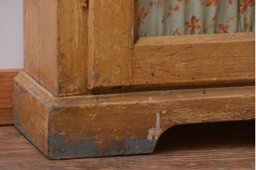 アンティーク家具　イギリスアンティーク　オリジナルペイント!カーテン付きブックケース(キャビネット)