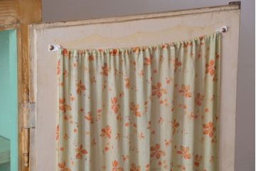 アンティーク家具　イギリスアンティーク　オリジナルペイント!カーテン付きブックケース(キャビネット)