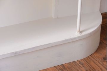 アンティーク家具　アンティークペイント　変わり型!清潔感のある飾り棚