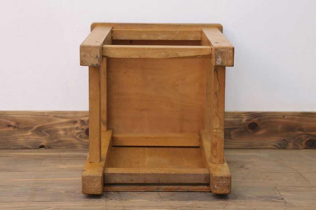 ヴィンテージ家具　ビンテージ　古い木のレトロな角スツール(3)