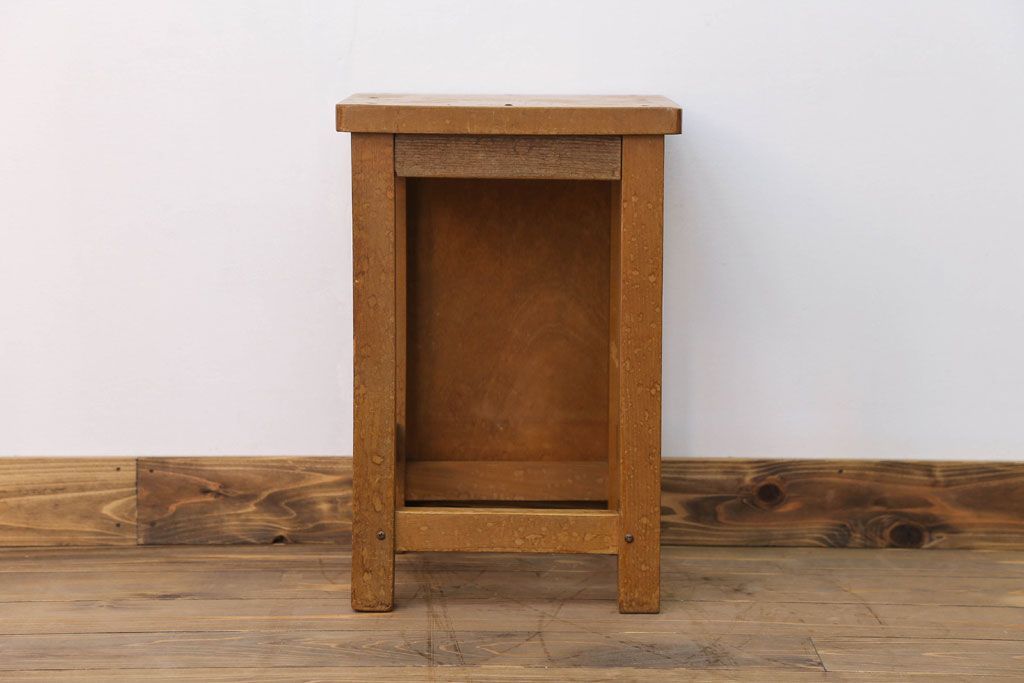 レトロ家具　昭和レトロ　古い木のノスタルジックな角スツール(1)