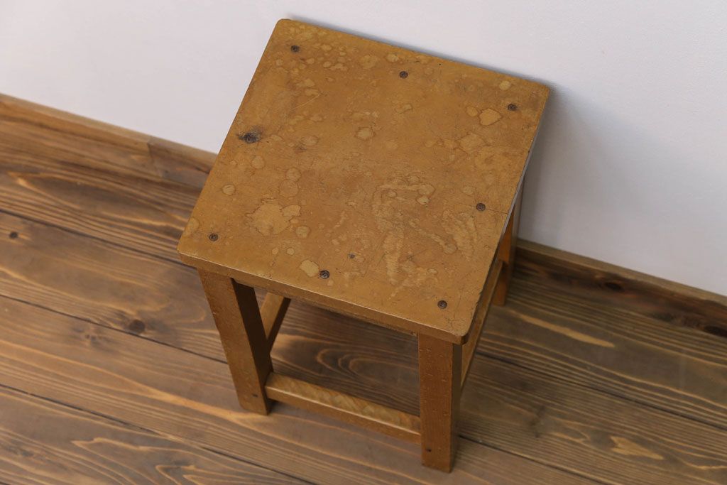 レトロ家具　昭和レトロ　古い木のノスタルジックな角スツール(1)