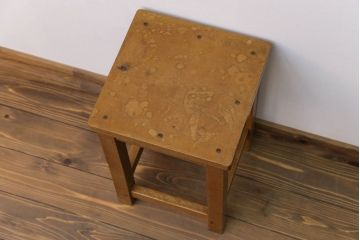 レトロ家具　昭和レトロ　古い木のノスタルジックな角スツール(1)