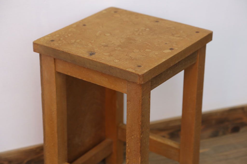 レトロ家具　昭和レトロ　古い木のノスタルジックな角スツール(1)