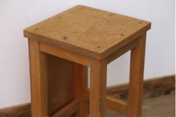レトロ家具　昭和レトロ　古い木のノスタルジックな角スツール(1)